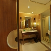 Holiday Inn Resort Phuket - Busakorn Wing - Villa Room Bathroom_1
