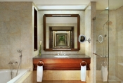 Plaza Athne Bangkok - Royal Club Bathroom
